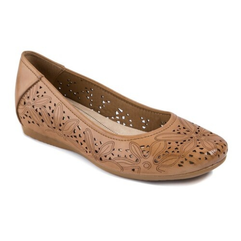 NEW Bare Traps Women Sz 6.5 M Caramel Natural Flat Faux Leather Shoes Mariah